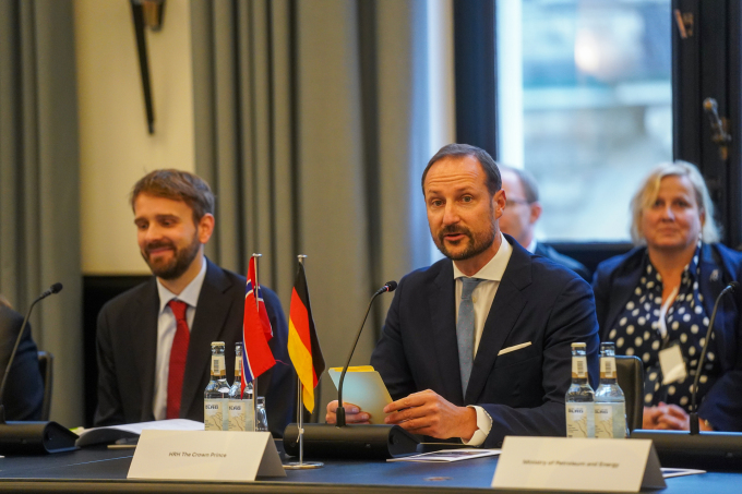 The Crown Prince attended a roundtable conference on hydrogen energy organised by the Confederation of Norwegian Enterprise and the Norwegian Embassy in Berlin. The roundtable brought together German and Norwegian public authorities and business leaders. Photo: Simen Løvberg Sund, The Royal Court